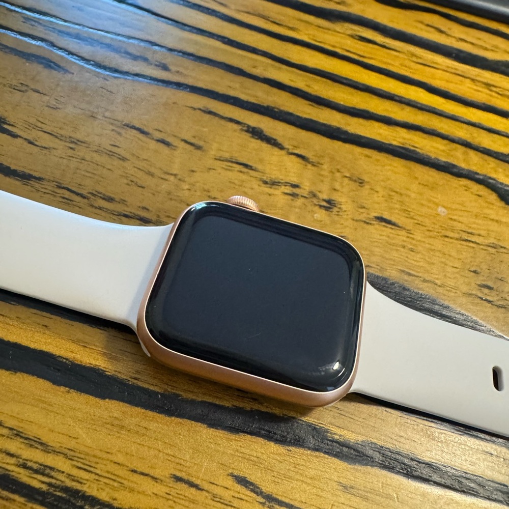 Apple Watch SE Smartwatch - battery lasts only one day - Picture 2 of 8